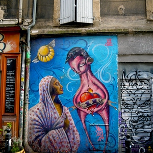 Mur recouvert de street-art représentant une femme et un personnage tenant un coeur.  - France  - collection de photos clin d'oeil, catégorie streetart